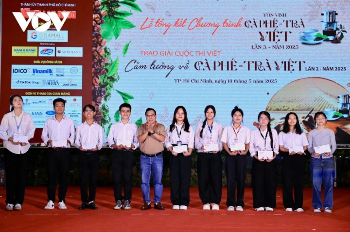 Báo Người Lao Động trao học bổng cho các sinh viên vượt khó học giỏi của Trường Đại học Khoa học Xã hội và Nhân văn TPHCM
